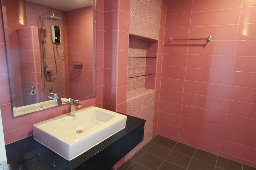Kamonthara Hotel Nakhon Pathom Room photo