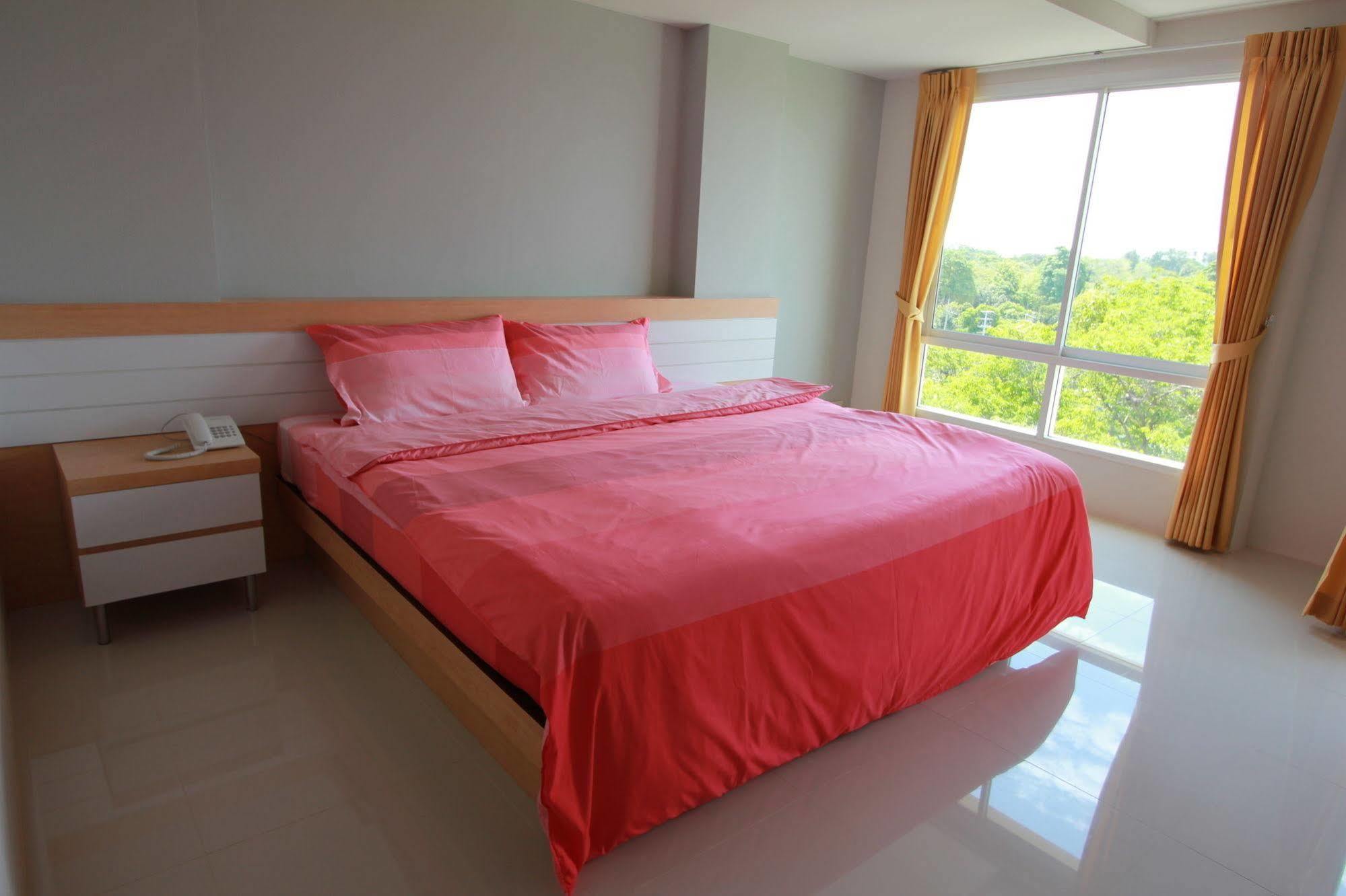 Kamonthara Hotel Nakhon Pathom Exterior photo