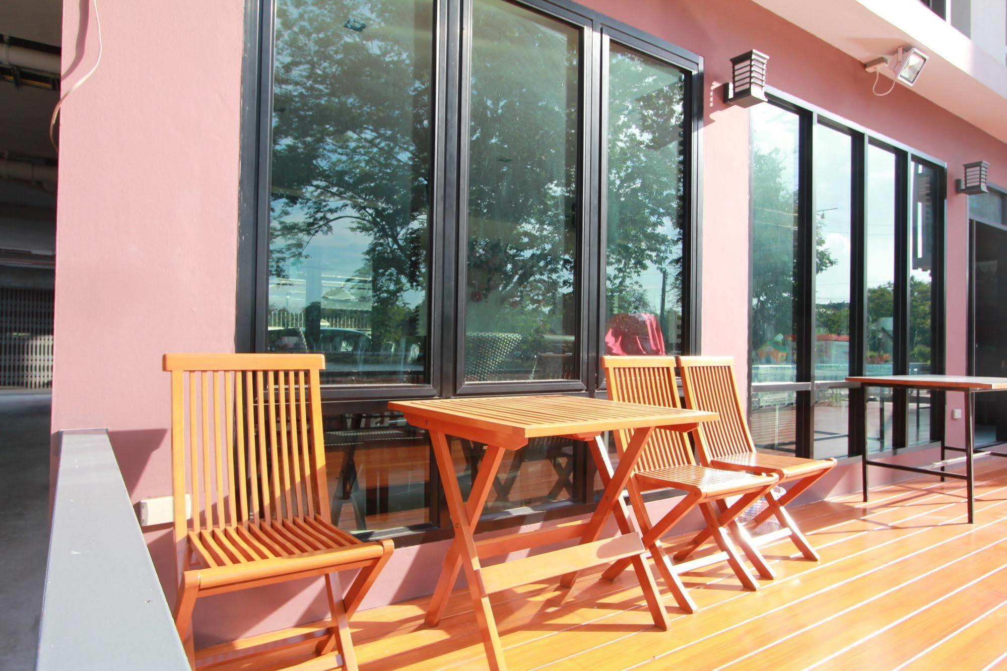Kamonthara Hotel Nakhon Pathom Exterior photo
