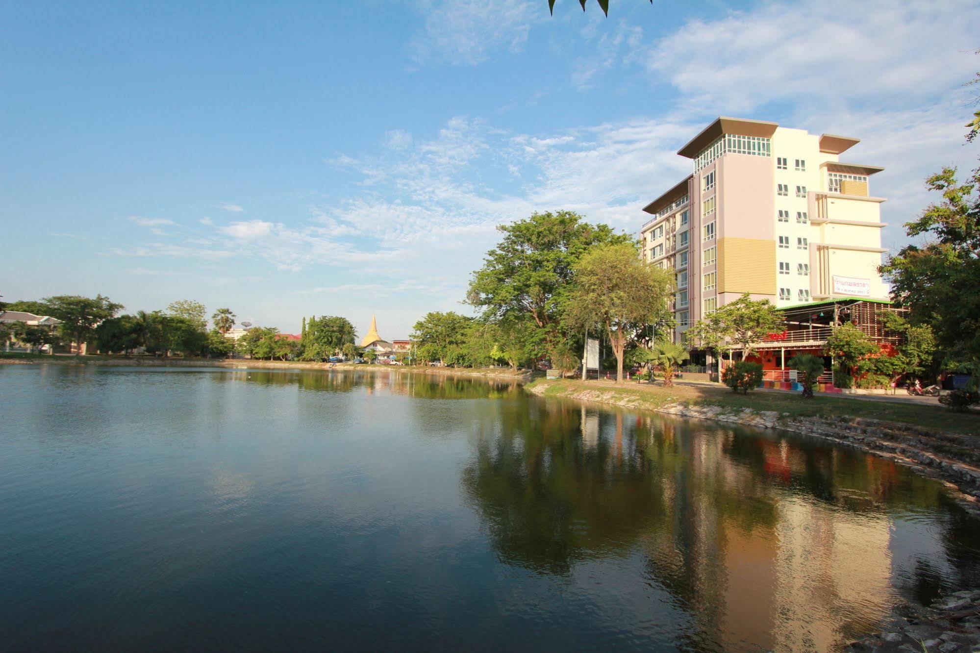 Kamonthara Hotel Nakhon Pathom Exterior photo