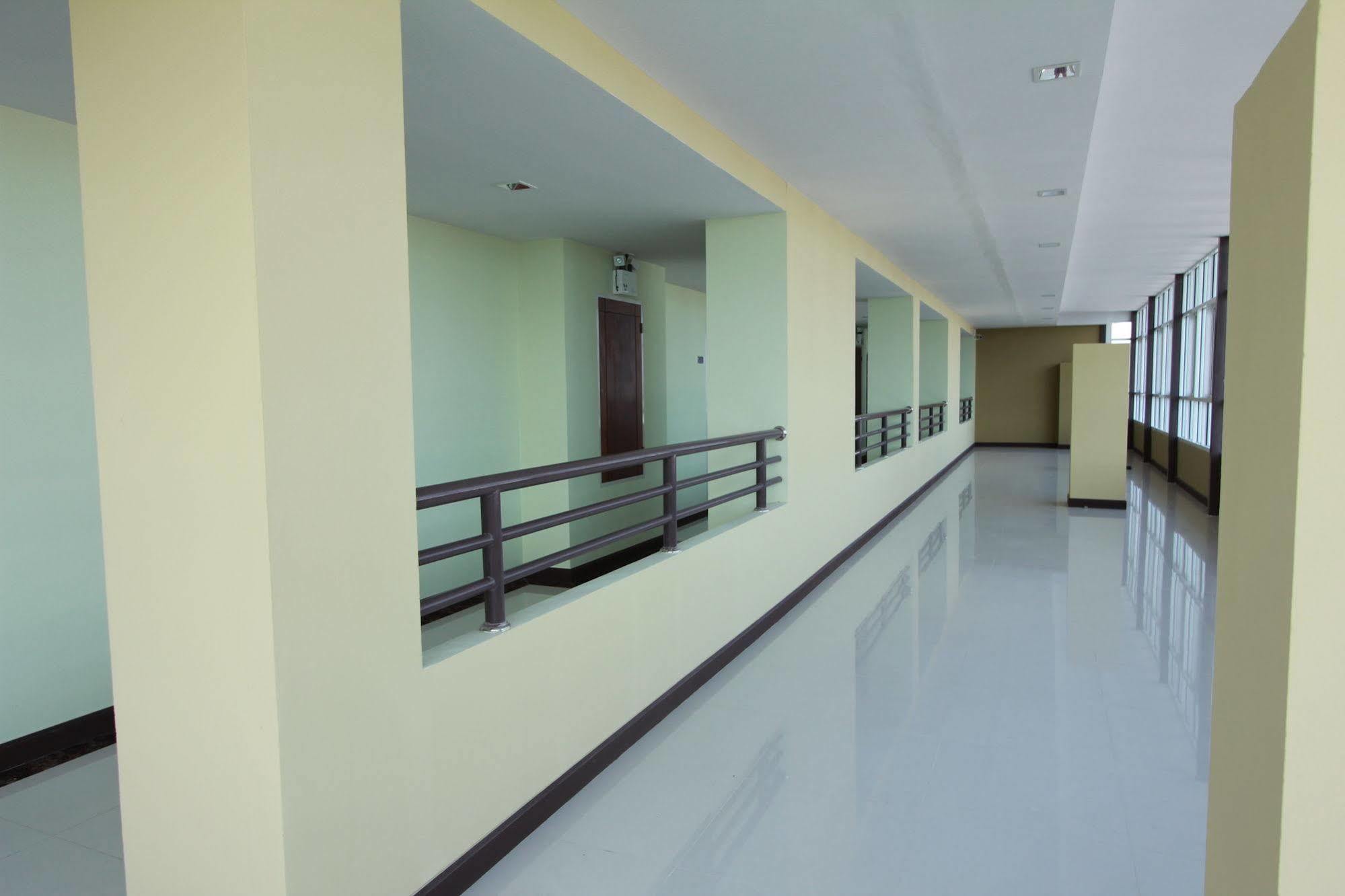 Kamonthara Hotel Nakhon Pathom Exterior photo